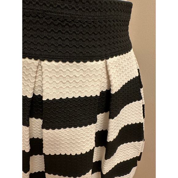 Pure Sugar Pleated Back Zip Stretch Waist Black Striped Textured Skirt Sz Large - Picture 2 of 6